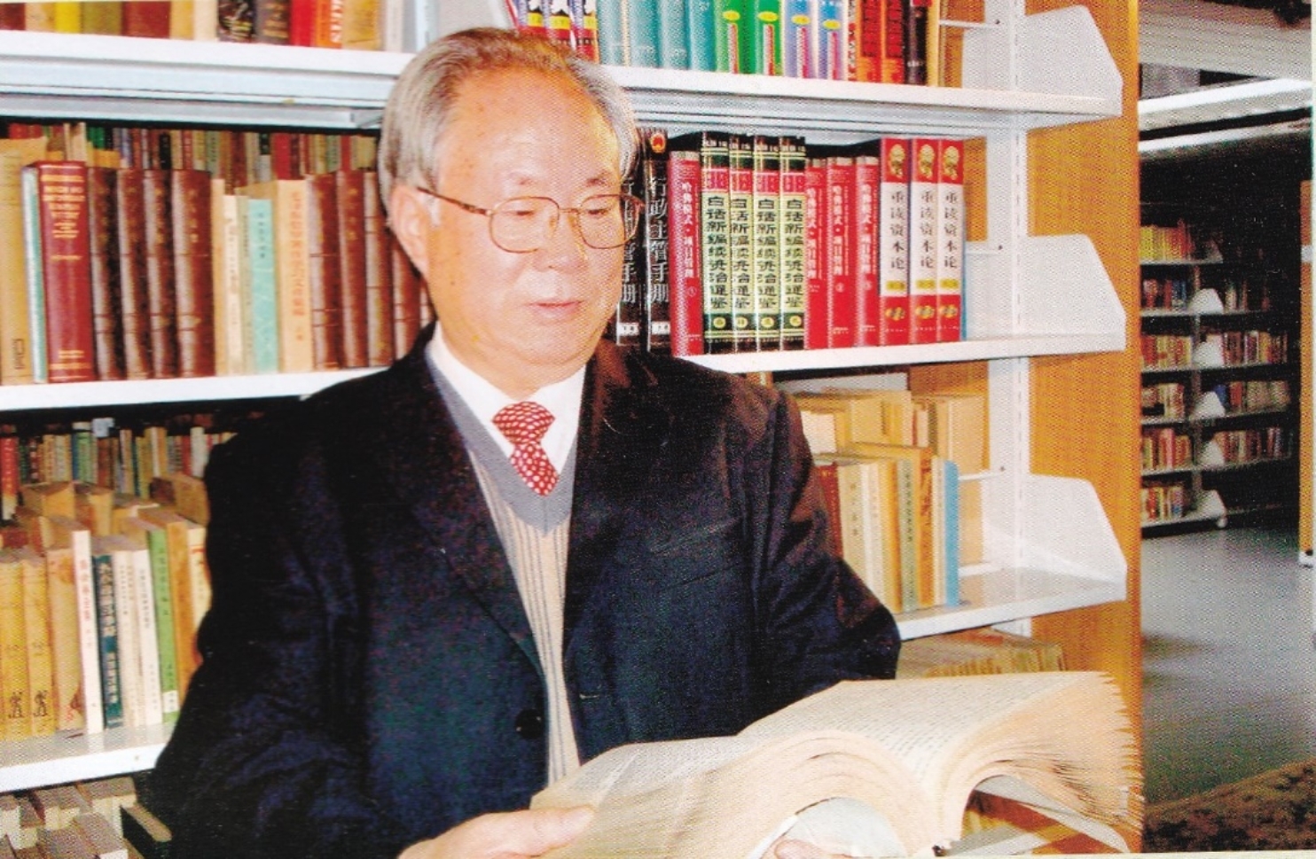 E:\221107\谢庆奎老师后事\谢庆奎老师纪念专栏\四、谢庆奎珍贵照片\2007年12月，在williamhill威廉官网与研究所合办的图书资料室里。.jpg
