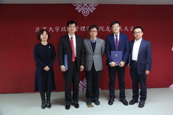 李岩松副校长与新当选的理事会负责人 .jpg 李岩松副校长与新当选的理事会负责人 .jpg